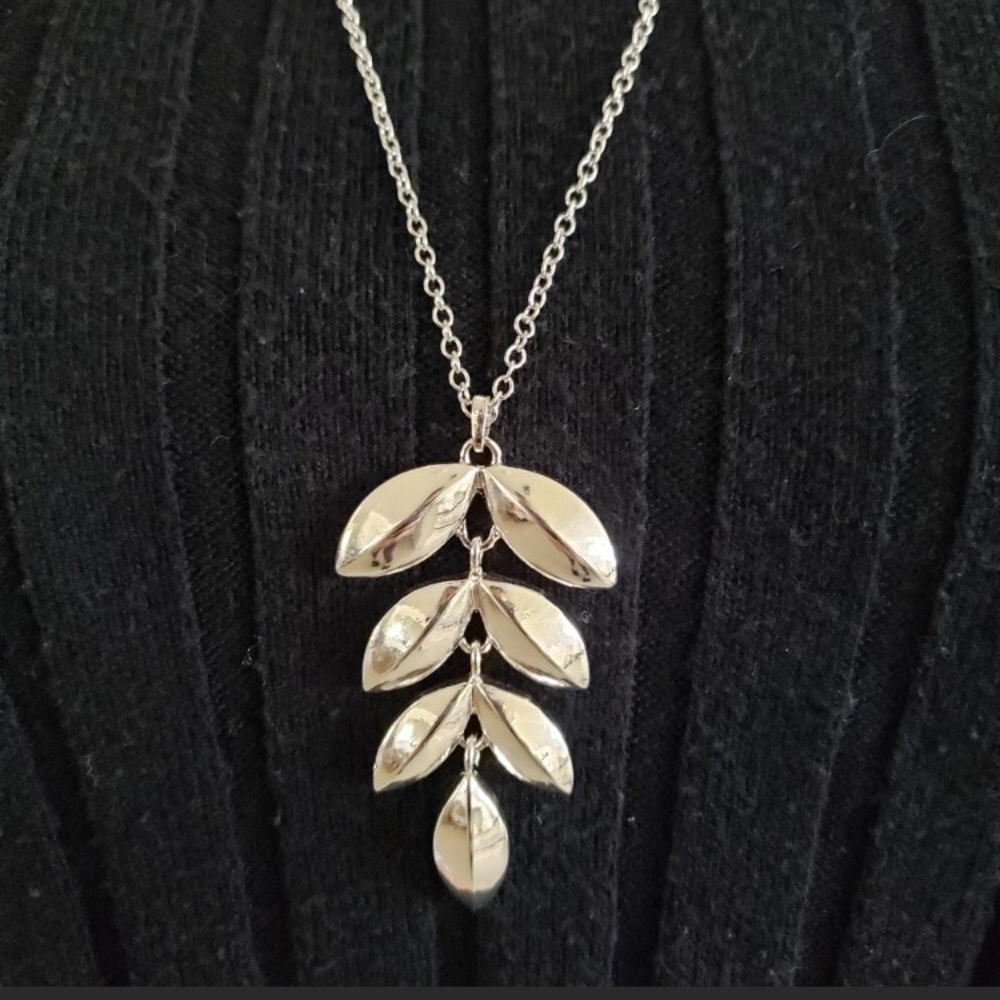 banana republic silver leaf pendant necklace